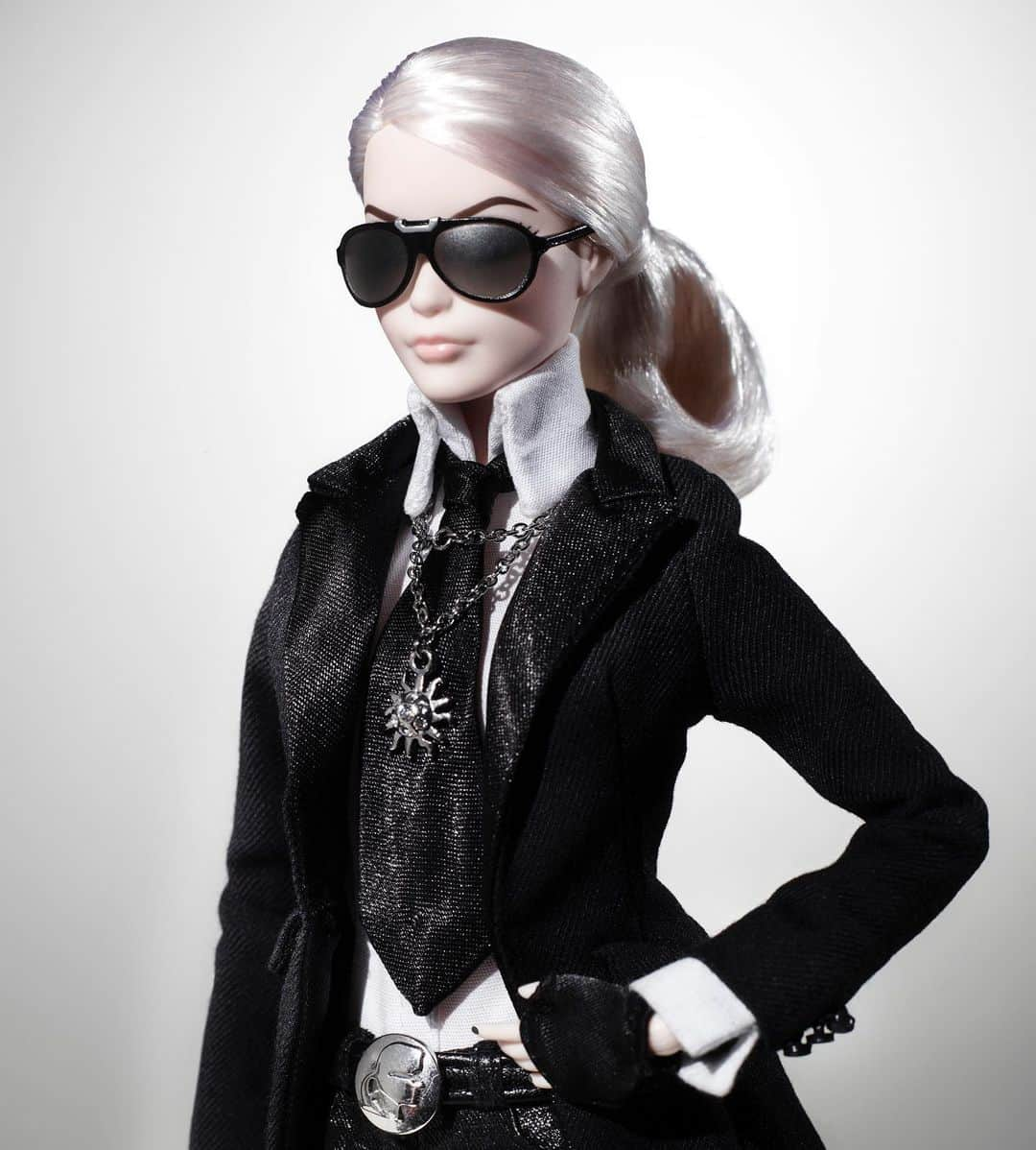 カールラガーフェルドさんのインスタグラム写真 - (カールラガーフェルドInstagram)「Black jacket, white shirt. Blond hair, bright eyes. The 2014 Karl Lagerfeld edition of Barbie combined Karl’s signature style and Barbie’s unmistakable silhouette, selling out in just a few hours. #KARLLAGERFELD #BarbieLagerfeld #Mattel  *This limited-edition doll is not available for purchase.」7月26日 0時23分 - karllagerfeld