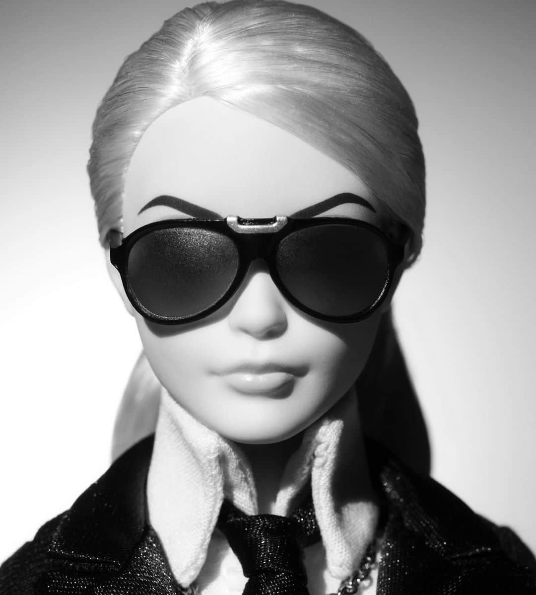 カールラガーフェルドさんのインスタグラム写真 - (カールラガーフェルドInstagram)「Black jacket, white shirt. Blond hair, bright eyes. The 2014 Karl Lagerfeld edition of Barbie combined Karl’s signature style and Barbie’s unmistakable silhouette, selling out in just a few hours. #KARLLAGERFELD #BarbieLagerfeld #Mattel  *This limited-edition doll is not available for purchase.」7月26日 0時23分 - karllagerfeld