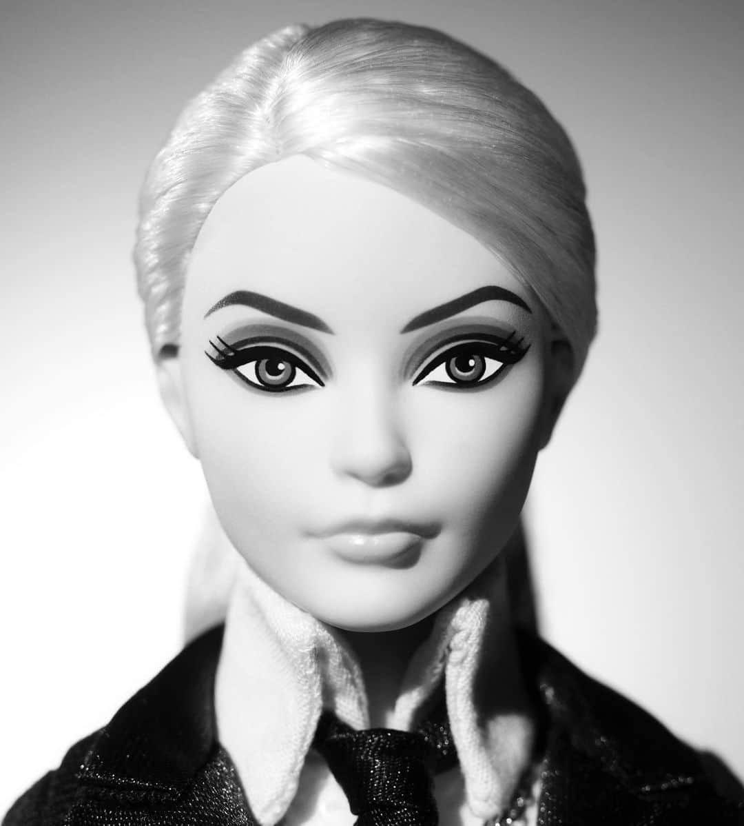 カールラガーフェルドさんのインスタグラム写真 - (カールラガーフェルドInstagram)「Black jacket, white shirt. Blond hair, bright eyes. The 2014 Karl Lagerfeld edition of Barbie combined Karl’s signature style and Barbie’s unmistakable silhouette, selling out in just a few hours. #KARLLAGERFELD #BarbieLagerfeld #Mattel  *This limited-edition doll is not available for purchase.」7月26日 0時23分 - karllagerfeld