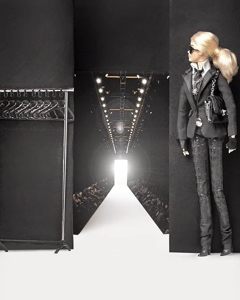 カールラガーフェルドさんのインスタグラム写真 - (カールラガーフェルドInstagram)「It's all about Barbie. Throwback to 2014 when two icons came together. #KARLLAGERFELD #BarbieLagerfeld #Mattel  *This limited-edition doll is not available for purchase.」7月26日 0時25分 - karllagerfeld