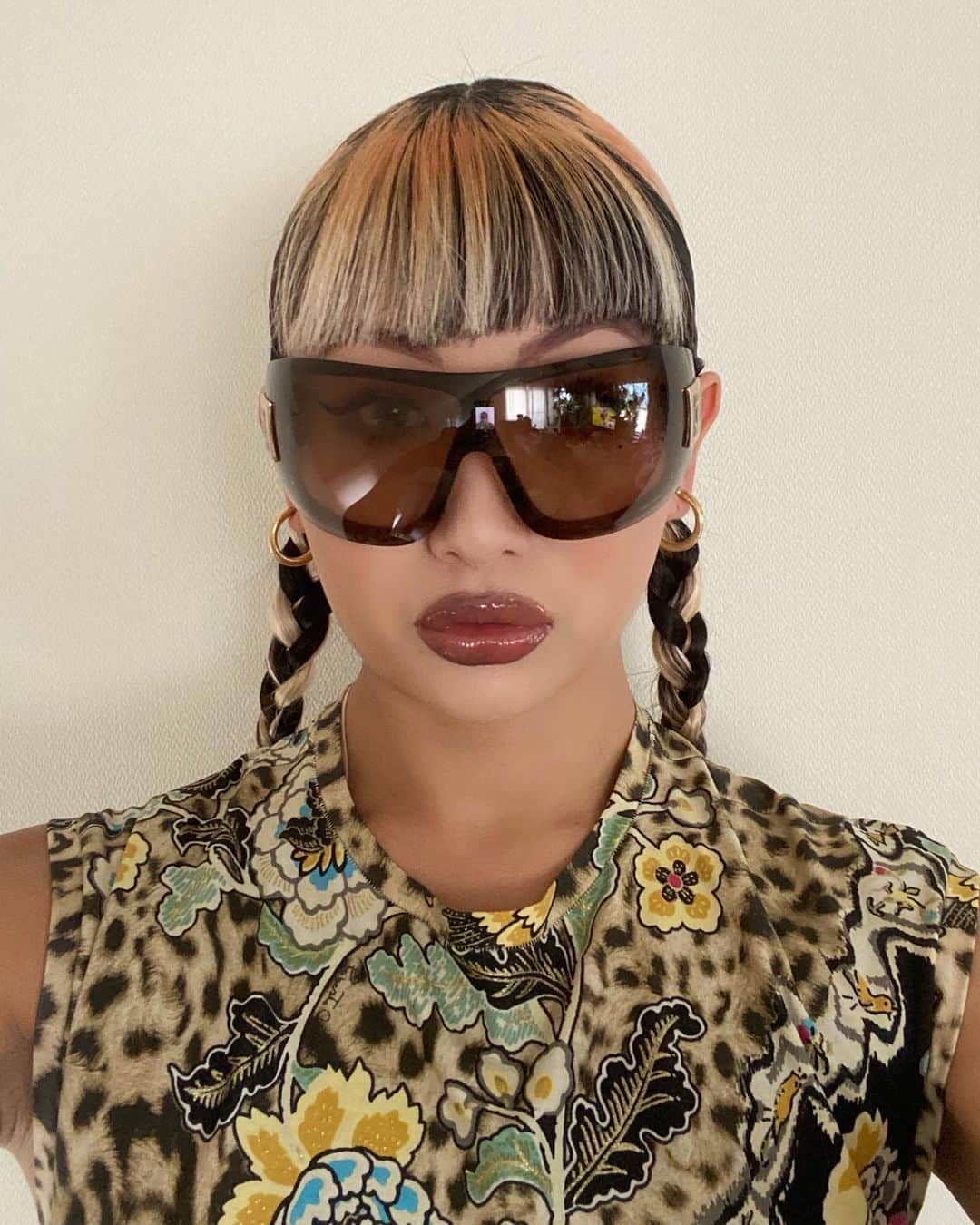 moanaのインスタグラム：「bitch stop actin like u don't know me in my city but also stop actin like u know me well  just go to sleep and wash your hands, wash your face, wash your hair, wash your legs, oh don't forget wash your teeth before watching netflix and ....  (sorry I'm just kidding)」