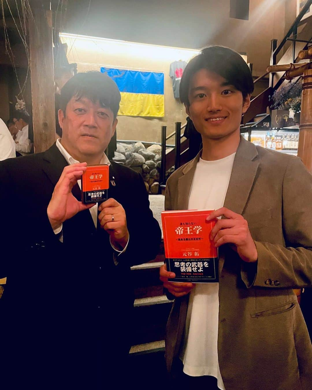 髙橋航大さんのインスタグラム写真 - (髙橋航大Instagram)「・ 実は本社が僕の母校の目の前にあるAPA🏨 ⁡ アパホテル代表の拓さんから格言頂きました。 「運は逃げる人から逃げる。」 ということで、 常に向き合い続け勝機を伺う人生にしたいなと 思える学びの深い時間でした。 ⁡ 『帝王学』 他にも学ぶところだらけの一冊でしたね... 素敵な時間をありがとうございました！ ⁡ #アパホテル #APA #代表取締役専務 #拓さん #誰も知らない  #帝王学 #ユーモア溢れる代表 #自分ちょっと焼けた気がする」7月26日 0時27分 - kodai_takahashi._