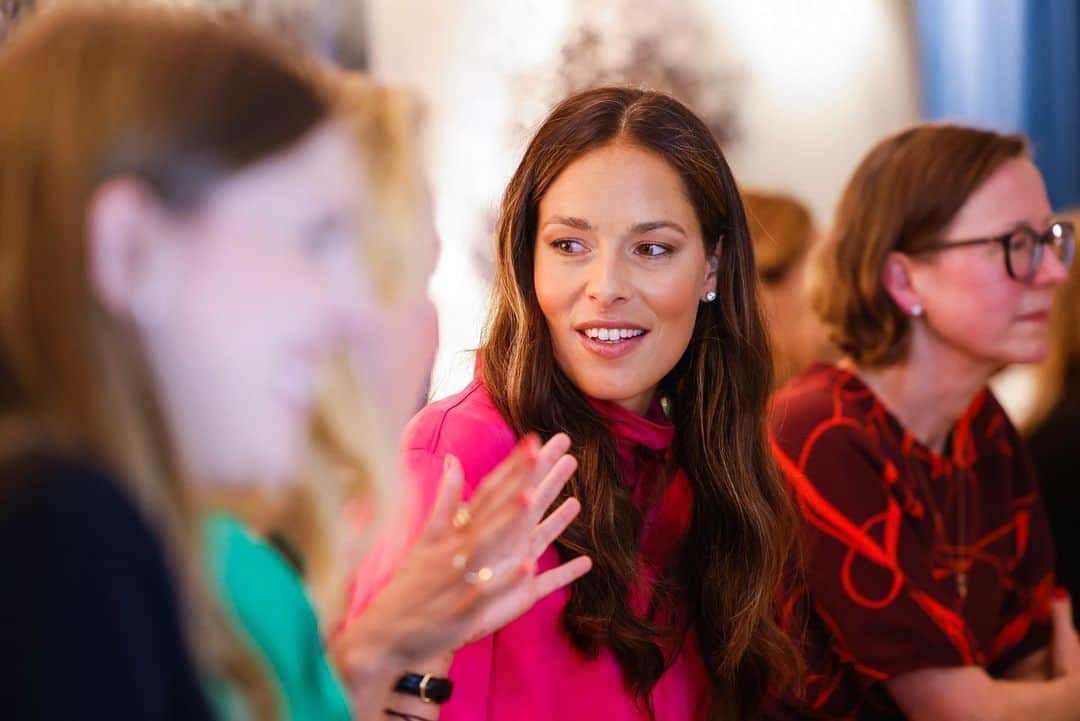 アナ・イバノビッチさんのインスタグラム写真 - (アナ・イバノビッチInstagram)「What a wonderful evening! 🤩🫶🏼 At the BRAX Women's Network Dinner I had the pleasure of talking about fashion, my sports career and what is important to me in life. I met some amazing and inspiring women and even got to share first glimpses of the new campaign!  #feelgood #feelBRAX #BRAXfashion #womenpower #newcollection @braxfashion」7月26日 0時43分 - anaivanovic