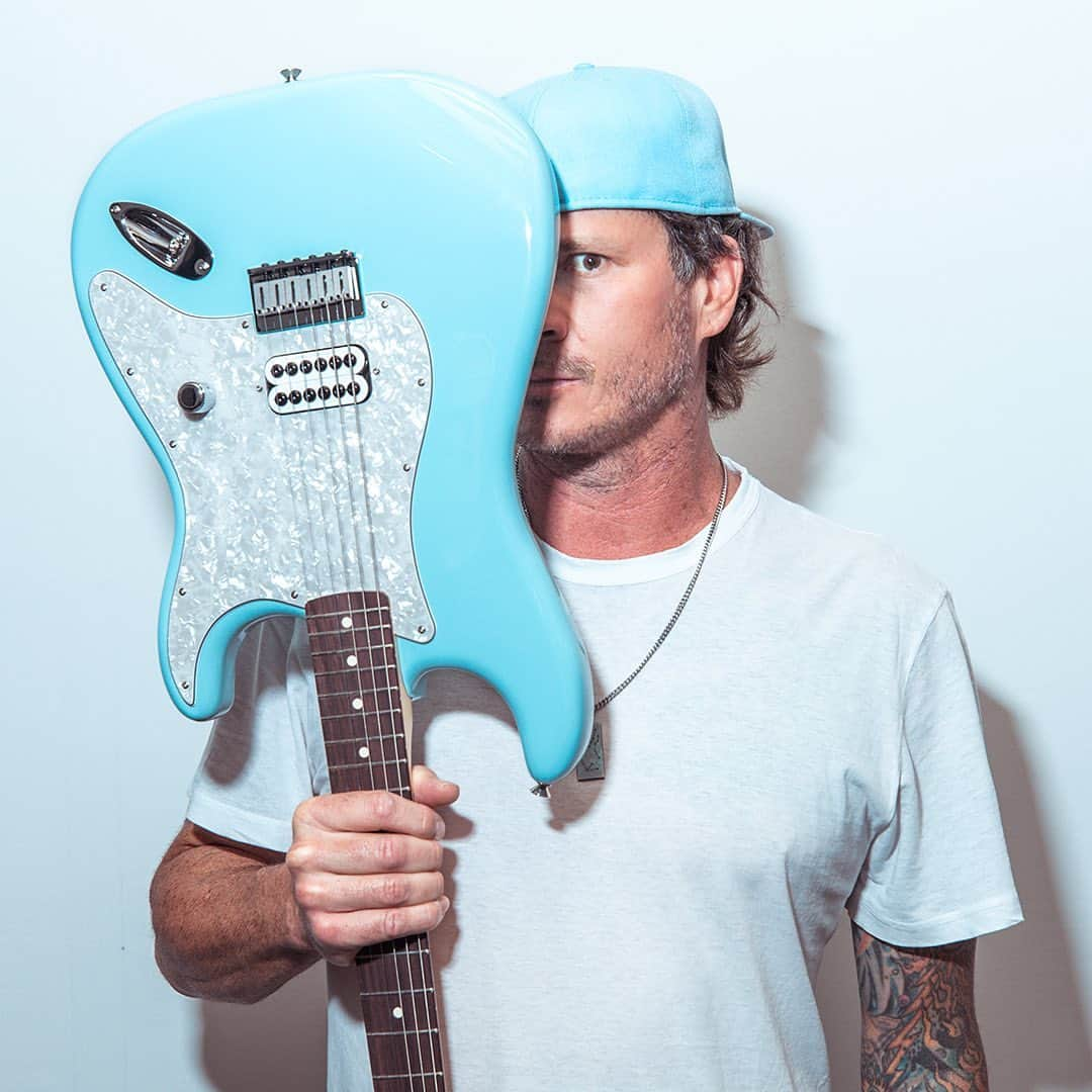 Fender Guitarさんのインスタグラム写真 - (Fender GuitarInstagram)「It's the moment we know you’ve all been waiting for: Re-introducing the Tom DeLonge Stratocaster, developed in partnership with @Blink182 guitarist @TomDeLonge. This iconic Strat features a hardtail Stratocaster bridge, Streamlined Control Setup, Seymour Duncan Invader humbucker and Vintage Style Tuners. Get yours at the link in our bio. | 📷 @fog.again」7月26日 0時50分 - fender