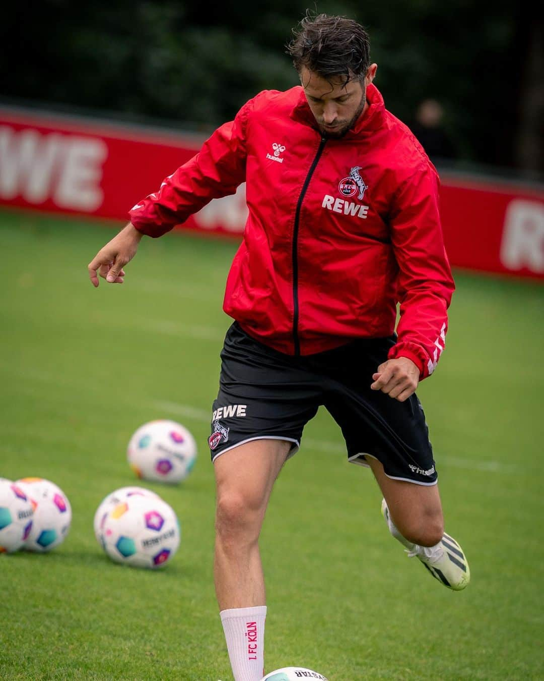 マルク・ウートさんのインスタグラム写真 - (マルク・ウートInstagram)「Voller Fokus auf die Saison 2023/2024! ⚽🏆 Macht Spaß mit den Jungs wieder auf dem Platz zu stehen @fckoeln   #effzeh」7月26日 0時50分 - markuth