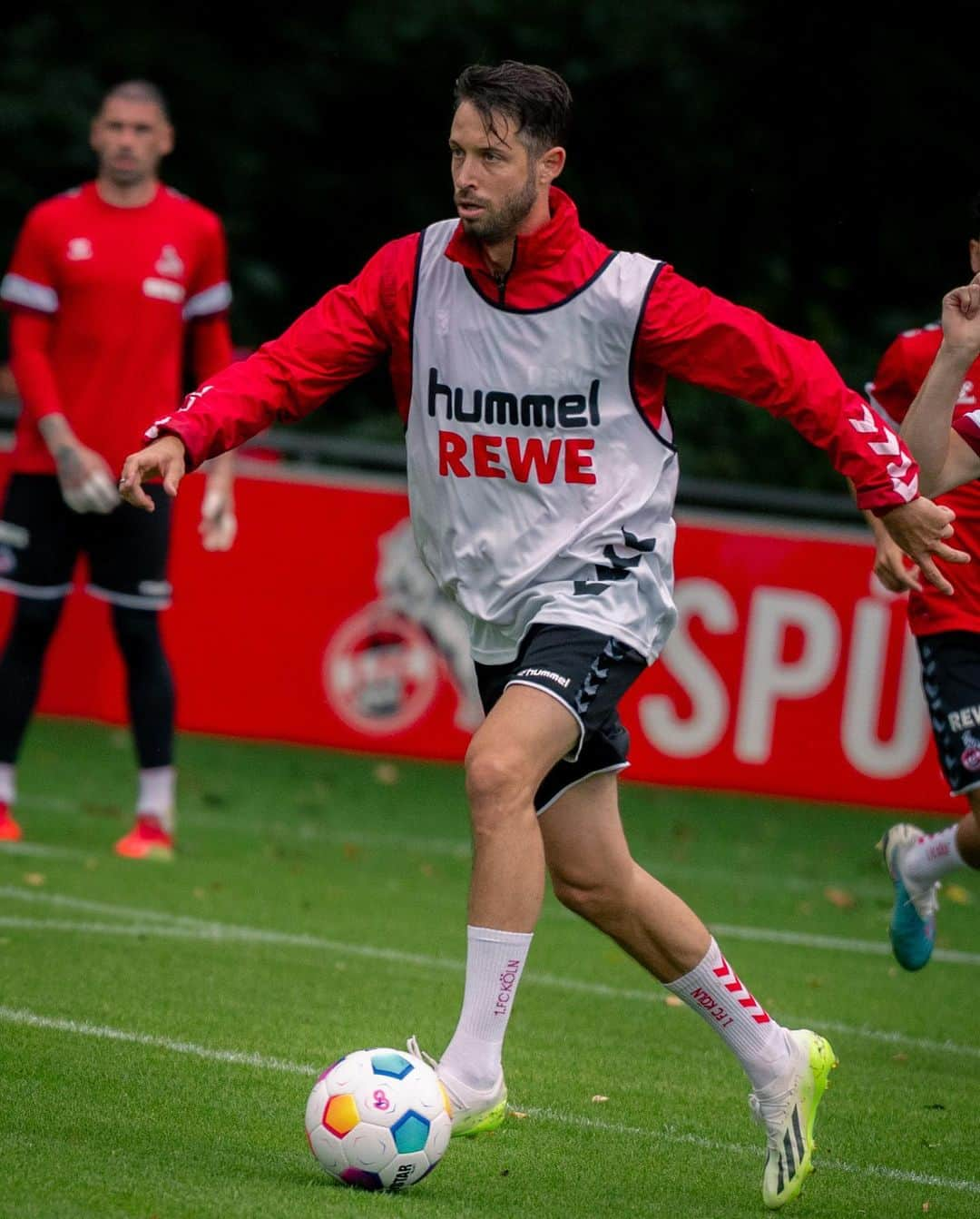 マルク・ウートのインスタグラム：「Voller Fokus auf die Saison 2023/2024! ⚽🏆 Macht Spaß mit den Jungs wieder auf dem Platz zu stehen @fckoeln   #effzeh」