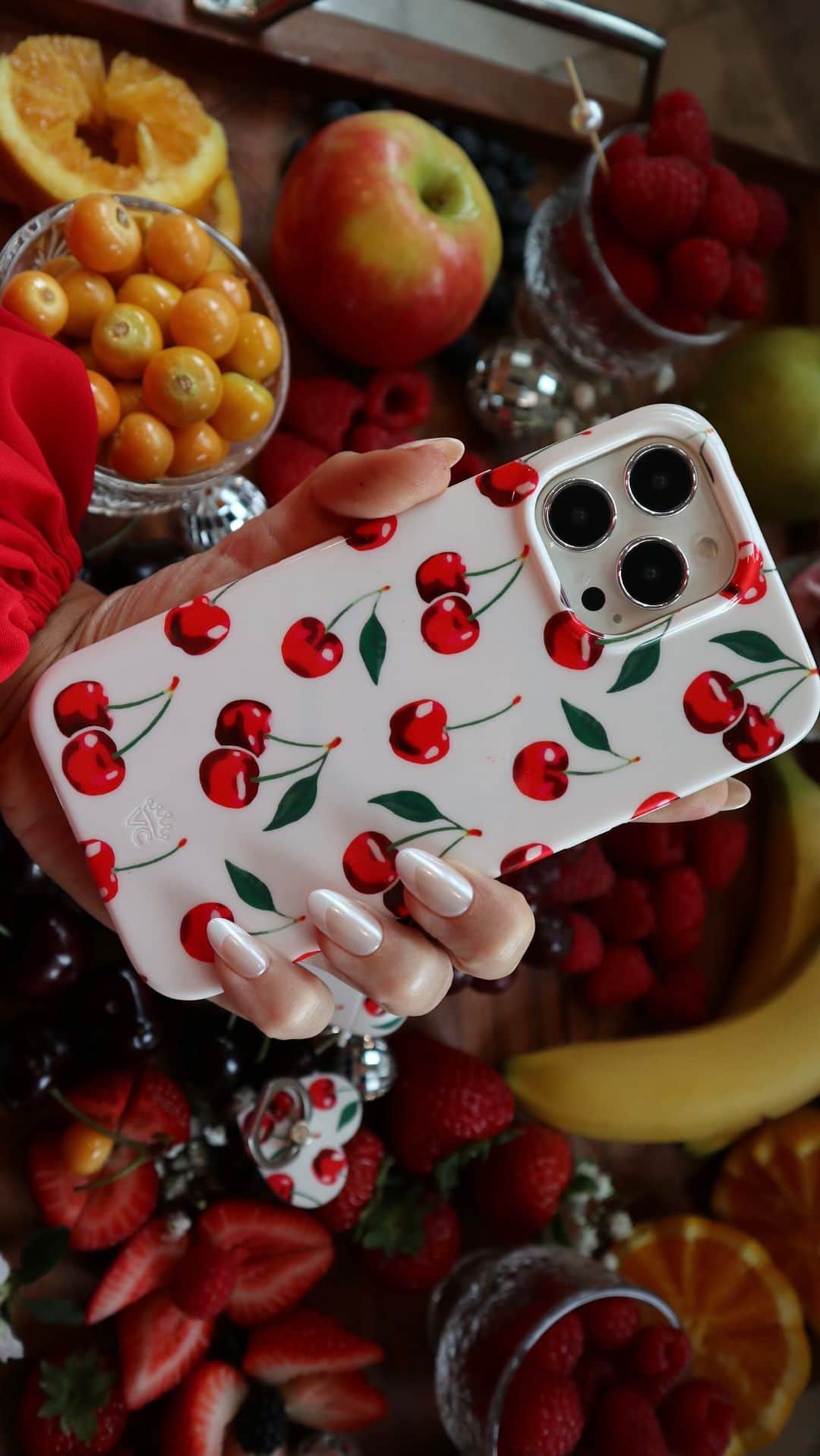 VELVETCAVIARのインスタグラム：「we’re cherry excited about our two new cases dropping tomorrow at noon 🍒❤️🍓」