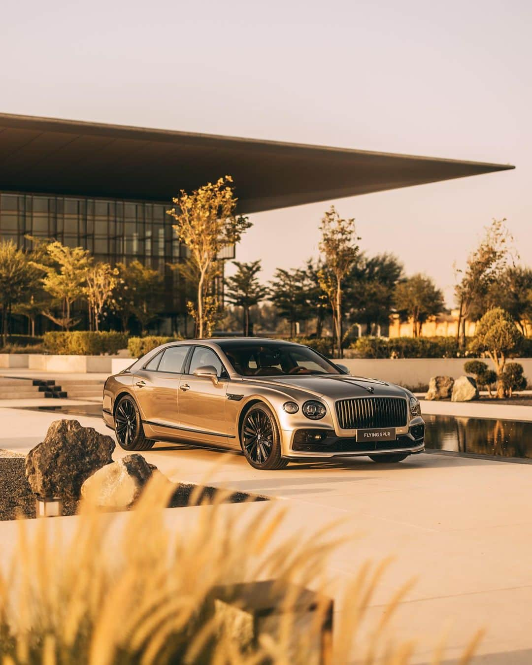 ベントレーさんのインスタグラム写真 - (ベントレーInstagram)「Modern luxury. Exceptional performance.  The #FlyingSpur #Speed.  @sharjahhow @stephan_bauer  _ #Bentley Flying Spur Speed (W12) WLTP drive cycle: combined fuel consumption: 18.8 mpg (15 l/100 km), combined CO₂: 340 g/km」7月26日 1時07分 - bentleymotors