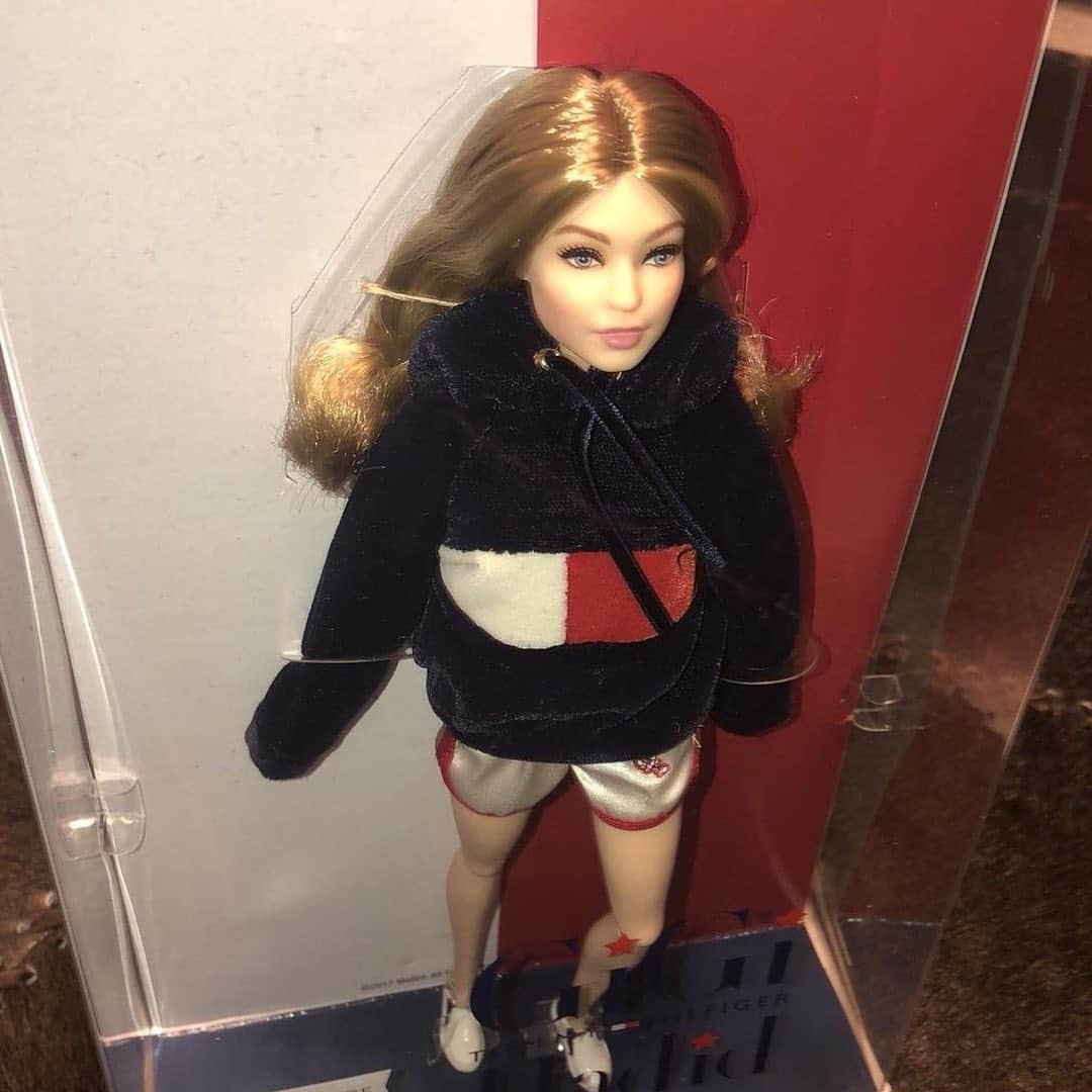 ジジ・ハディッドさんのインスタグラム写真 - (ジジ・ハディッドInstagram)「‘tis the season !! Throwback to my @barbie 🥹💕💕 & Barbie herself wearing #tommyxgigi, we had fun @tommyhilfiger ! Can’t wait to make it to the movies this week!!!」7月26日 1時11分 - gigihadid