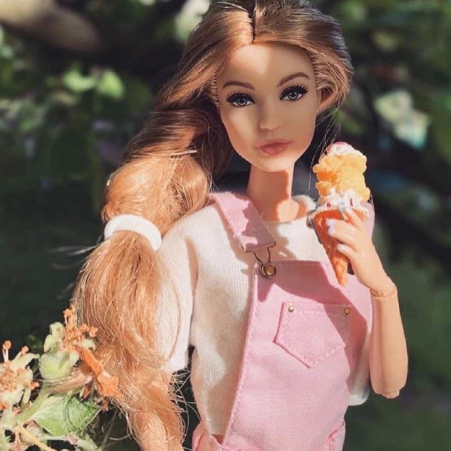 ジジ・ハディッドのインスタグラム：「‘tis the season !! Throwback to my @barbie 🥹💕💕 & Barbie herself wearing #tommyxgigi, we had fun @tommyhilfiger ! Can’t wait to make it to the movies this week!!!」