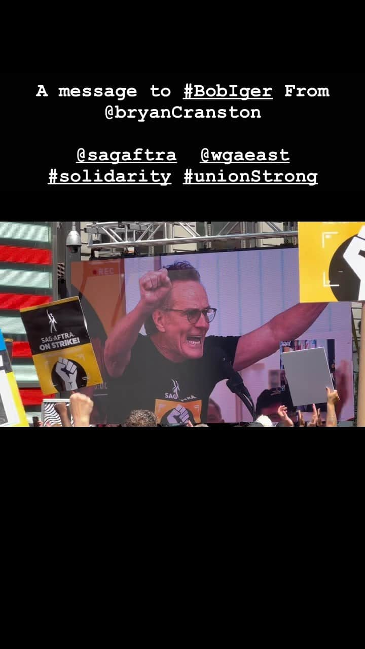 ラファエル・スバージのインスタグラム：「Seen today in @timessquarenyc @bryancranston sends his message to #bobiger  @sagaftra @wgaeast @sagaftrastories」