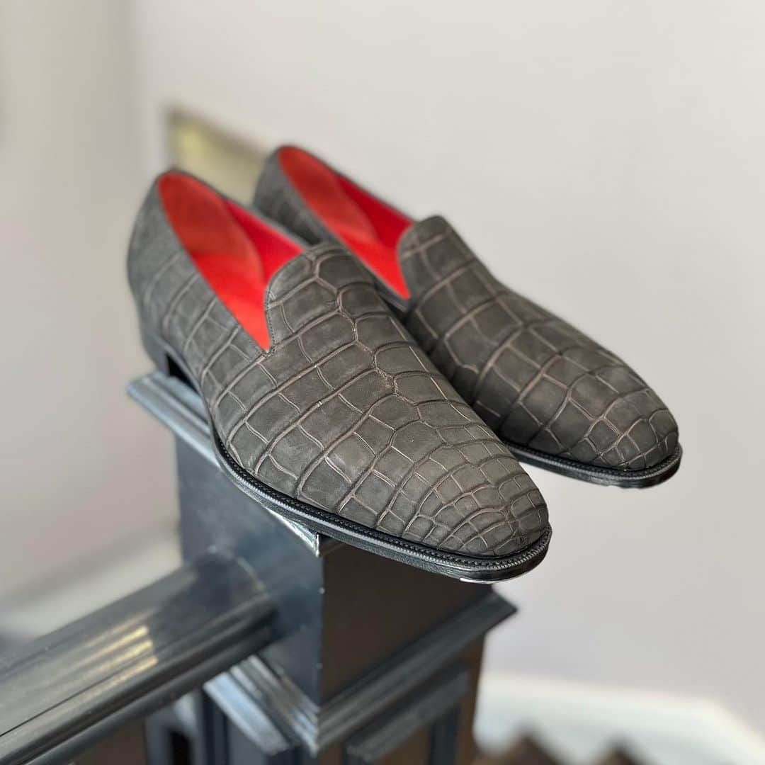 ガジアーノ&ガーリングのインスタグラム：「A beautiful Ellington Loafer in Alligator Nubuck, Made to order on the KN14 last…  #gazianogirling #ggellington #alligatorshoes」