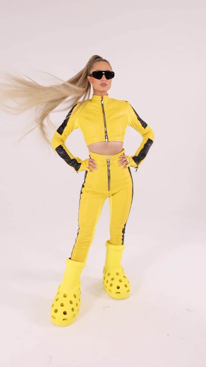 パリス・ヒルトンのインスタグラム：「Your favorite Barbie it-girl for @MSCHF big yellow boots. 🌟#ThatsHot #iconic #MSCHF」
