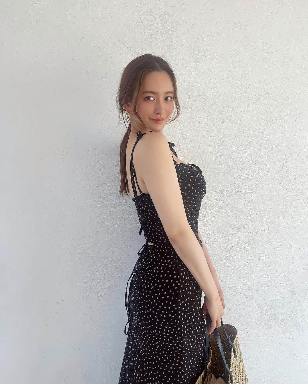 野崎萌香のインスタグラム：「撮影のときのしふく👼  SET UP... @rosyluce  かごBAG... @emporioarmani  SANDAL... @yelloshoes_official   @rosyluce のSET UP 可愛すぎて沢山着てるよ🤎🤎🤎  Thank u @tomo.i_0703 🎀💝🧸」