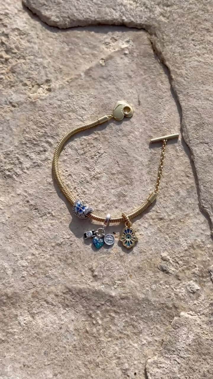 のインスタグラム：「Diving into that summer vibe with @sophiesinacori 👙 #MomentsWithPandora #SeekTheSun #Pandora」