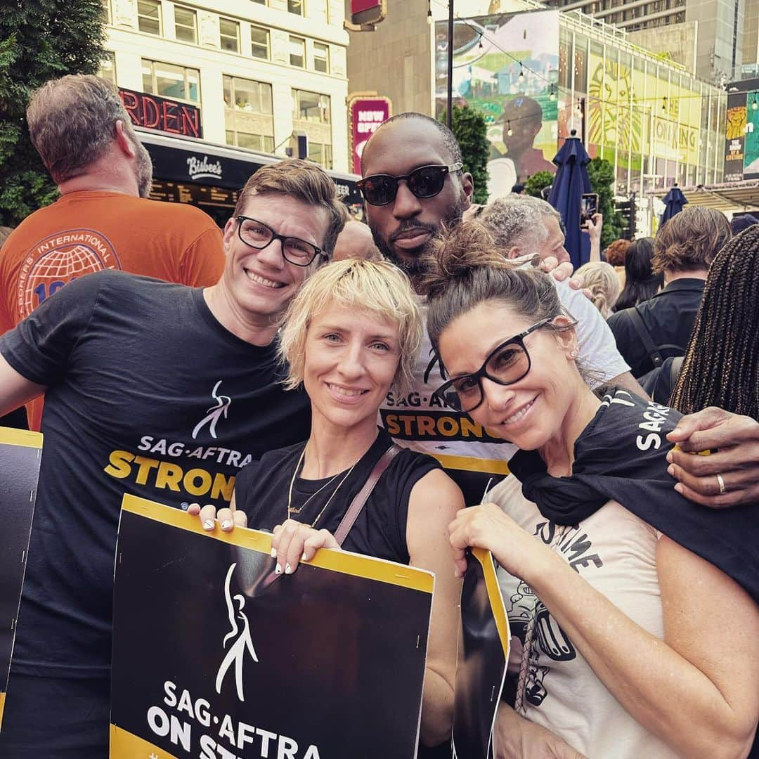 ミッキー・サムナーさんのインスタグラム写真 - (ミッキー・サムナーInstagram)「Union Proud. Union Strong. Amazing to see so many people in Times sq this morning fighting for fair wage & fair contracts! @ginagershon @lee_aaron_rosen @carlhendricklouis @sethzog and also so much support from other unions @iatse @wgaeast & Laborers’ Local 1010 (NYC Building & Construction Trades Council)! ✊❤️ if you feel compelled to support these strikes donate to @sagaftrafound - to the thousands of artists who need emergency financial support (link in bio) #stayhuman #FuckAi #fairwage」7月26日 1時25分 - sumnermickey