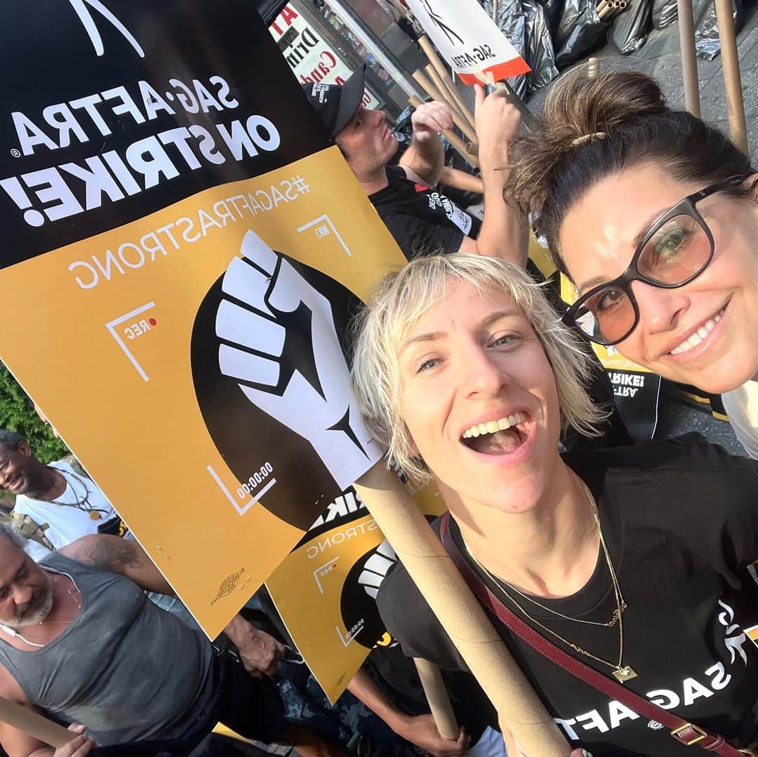 ミッキー・サムナーのインスタグラム：「Union Proud. Union Strong. Amazing to see so many people in Times sq this morning fighting for fair wage & fair contracts! @ginagershon @lee_aaron_rosen @carlhendricklouis @sethzog and also so much support from other unions @iatse @wgaeast & Laborers’ Local 1010 (NYC Building & Construction Trades Council)! ✊❤️ if you feel compelled to support these strikes donate to @sagaftrafound - to the thousands of artists who need emergency financial support (link in bio) #stayhuman #FuckAi #fairwage」
