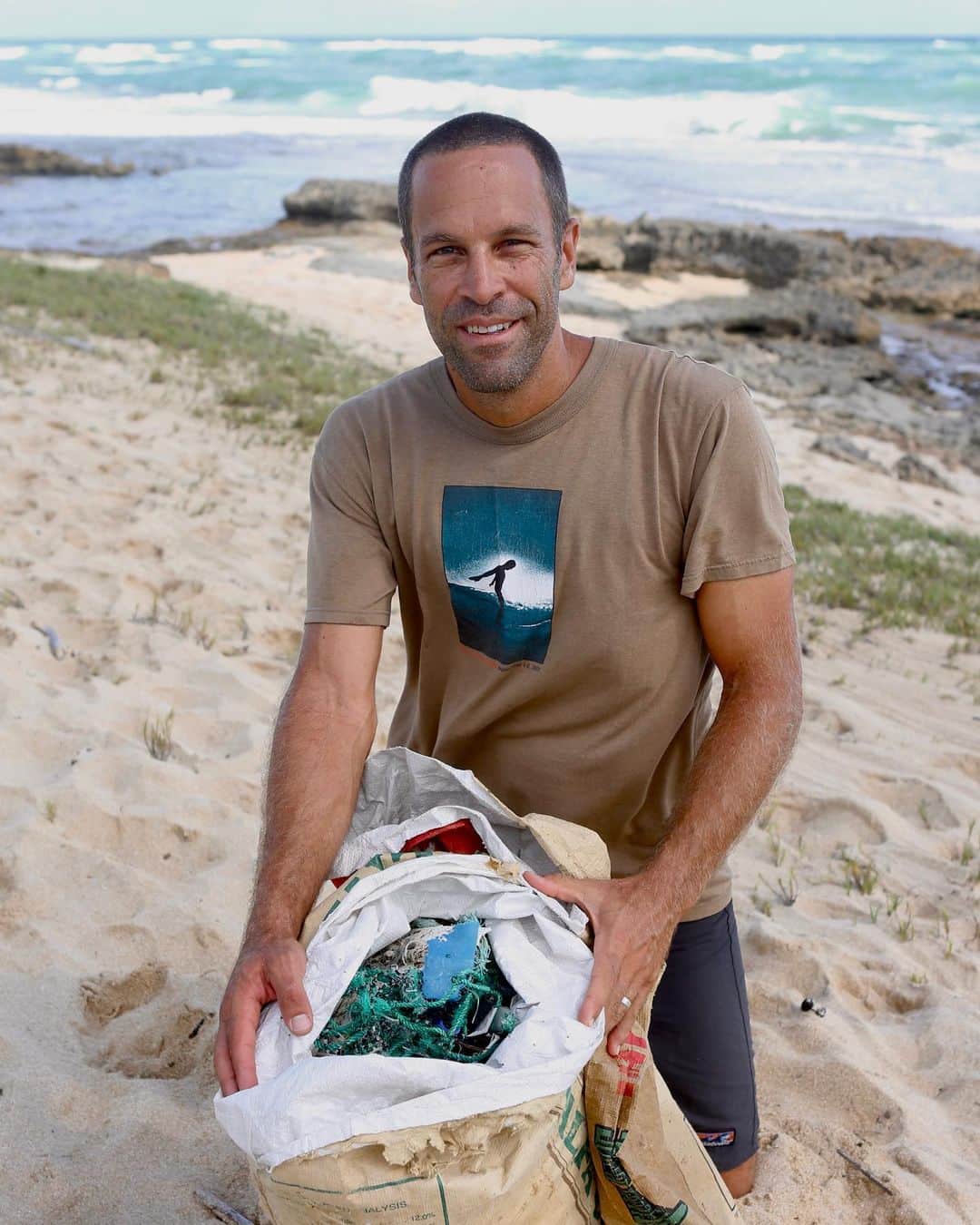 ジャック・ジョンソンのインスタグラム：「It’s not too late to celebrate #PlasticFreeJuly! Join @JackJohnson and @Surfrider and together, we can make a positive change and turn the tide on plastic pollution this July, and every month! Whether you attend a local beach cleanup, dine at an #OceanFriendly Restaurant, or sign one of Surfrider’s action alerts—you can make an impact to reduce plastic pollution. Head to the link in bio for more plastic free tips!   Photo by Kizzy O'Neal」