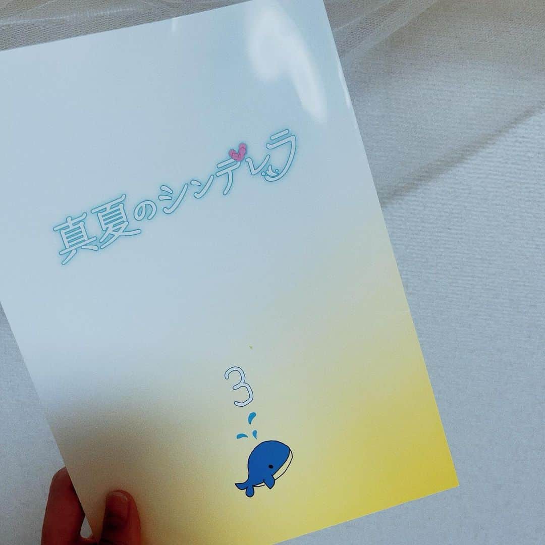 木本夕貴のインスタグラム：「フジテレビ  「真夏のシンデレラ」第3話 ご覧くださいました皆様、ありがとうございました😌✨  カリスマ美容師役ということで。 愛梨ちゃんが憧れるような大人の女性であり、カリスマと呼ばれる佇まい、そして美容師としての親しみやすい雰囲気を作れたらいいなあと思いつつ。  みんなにはどんなふうに映ったのかなあ💫  ふとした瞬間に、生きる感情っていいなあっと、今回も素敵な時間を過ごさせていただきました！  実は今回、素敵な再会がありまして、、、 わたしが2019年に出演したドラマ 世にも奇妙な物語 ’19雨の特別編 「永遠のヒーロー」 で仲良くさせてもらったメイクさんと4年ぶりの再会🥹🩷 お互い、すぐにわーっ😍となり、めちゃくちゃ嬉しい再会でした🩷  そして！ わたしが先日出演したドラマ 「東京犬ラブストーリー」の監督ともまたお会いできたのです✨ 今回は助監督をされていて、よーい！って声になんだかすごく落ち着けて、自然にすっと、入れた気がしました💫 (こちらのドラマもFODで観れますのでぜひ🐶)  現場はとても明るく、監督も面白くてその場にすっと入れて✨ 本当に幸せな現場でした🙇‍♀️  素晴らしいキャストの皆さん、スタッフの皆さん、そして視聴者の皆さんと共に、こんな素敵なドラマに携われて嬉しかったです🫶🩷  ほんっっとうに この夏1番の胸キュンラブストーリーすぎる🫶🩷 こーゆうドラマは久しぶりなので、 わたしも引き続き、きゅんきゅんしながら楽しみたいと思います🩷🩷🩷  見逃した方はTVer、FODでみれますのでぜひ💇‍♀️💫」