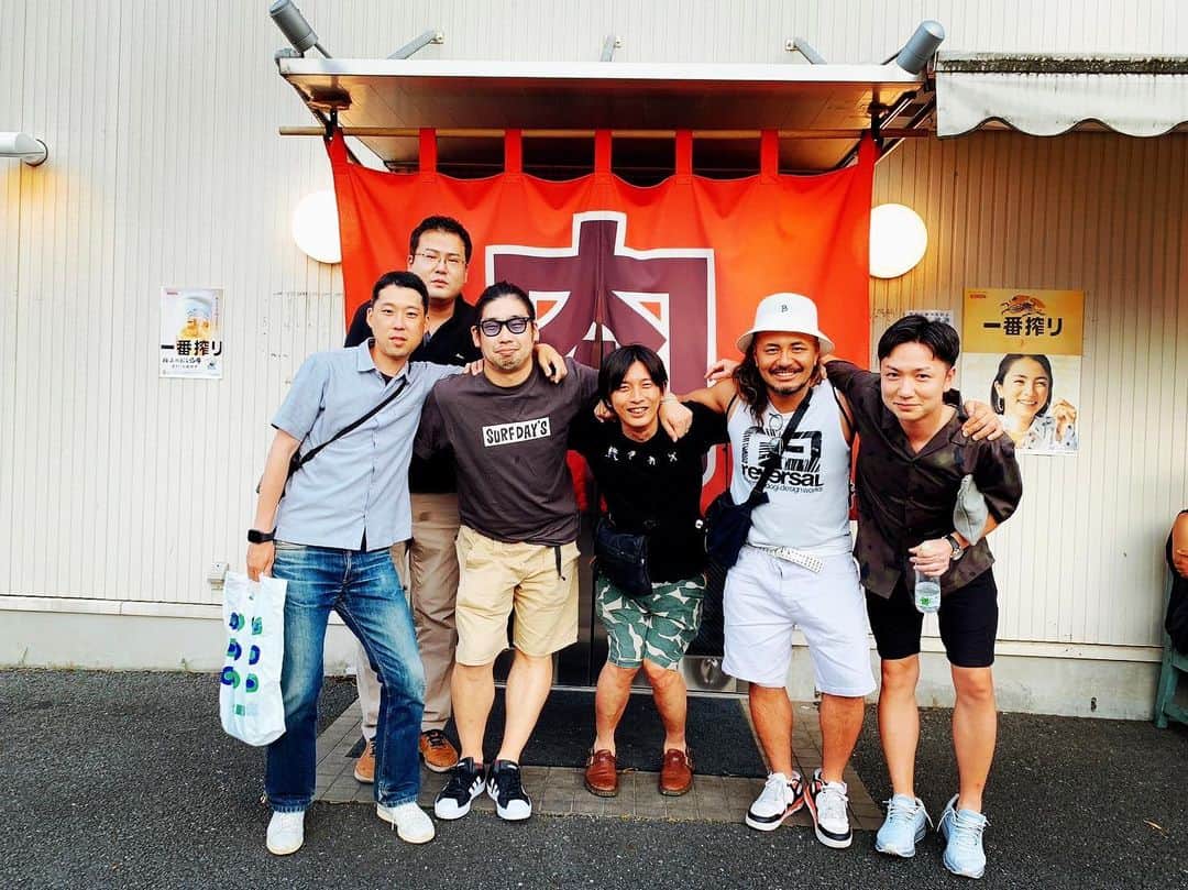 のインスタグラム：「小学校の同級生たちと久々に再会した。昔話が心に染みる。心に染みるというのはそれだけの時間経過があり、また自分たちが健康でなければそれを振り返る機会は作れないからだ。  みんな口を揃えて「夢の母ちゃんはいい母ちゃんだった。」と言ってくれてまた心に沁みた。私の母がどうやらママ友たちとのパイプを強めていたらしくて、そんな知られざる証言がまた25年の歳月を味わい深いものにしている。皆んなでお別れをするときに結局のところ「元気が1番だ」という結論に達した。怪我、病気がなくこうして元気に再会が出来る。どれだけ再会にブランクがあっても、記憶はまた味わい深くなる。元気であれば、まだまだ人生は面白くなると感じた。だから猪木が言ってた通り、「元気があればなんでも出来る」は座右の銘にしたいくらいにこういう場面で感じるんだなと思った。」