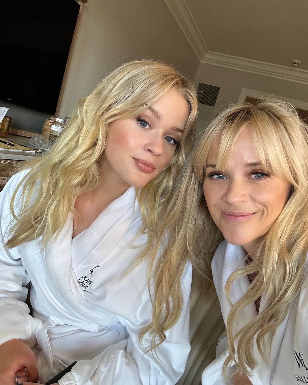 The Zoe Reportさんのインスタグラム写真 - (The Zoe ReportInstagram)「#ReeseWitherspoon really said "copy, paste.” Not only do the actor and daughter #AvaPhillippe look exactly alike, but now the pair are coordinating their red carpet looks. Tap the link in our bio to see their latest mother-daughter fashion moment. ⁠ ⁠ 📷: @reesewitherspoon」7月26日 1時40分 - thezoereport