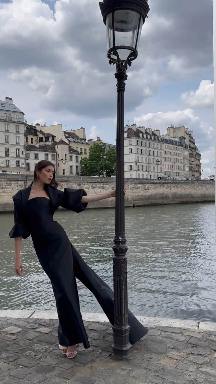 Monique Lhuillierのインスタグラム：「Beauty in Motion 💗🖤💗 #moniquelhuillier」