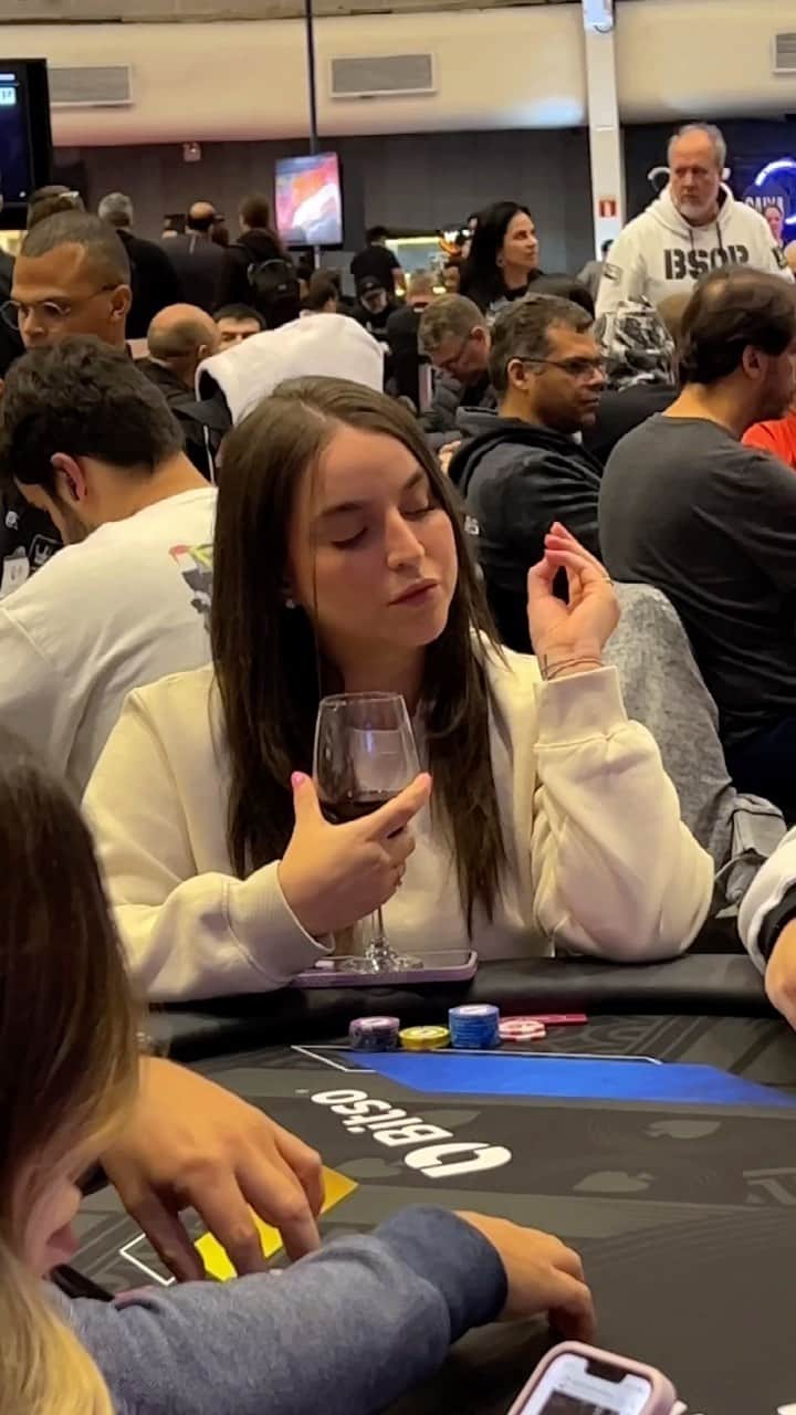 Bruna Unzuetaのインスタグラム：「Uma taça de vinho e um pokerzin 🩶」