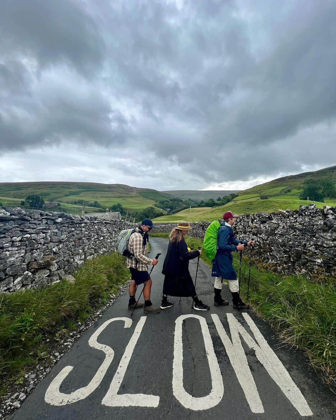 マリオン・コティヤールのインスタグラム：「Viva England! #hiking」