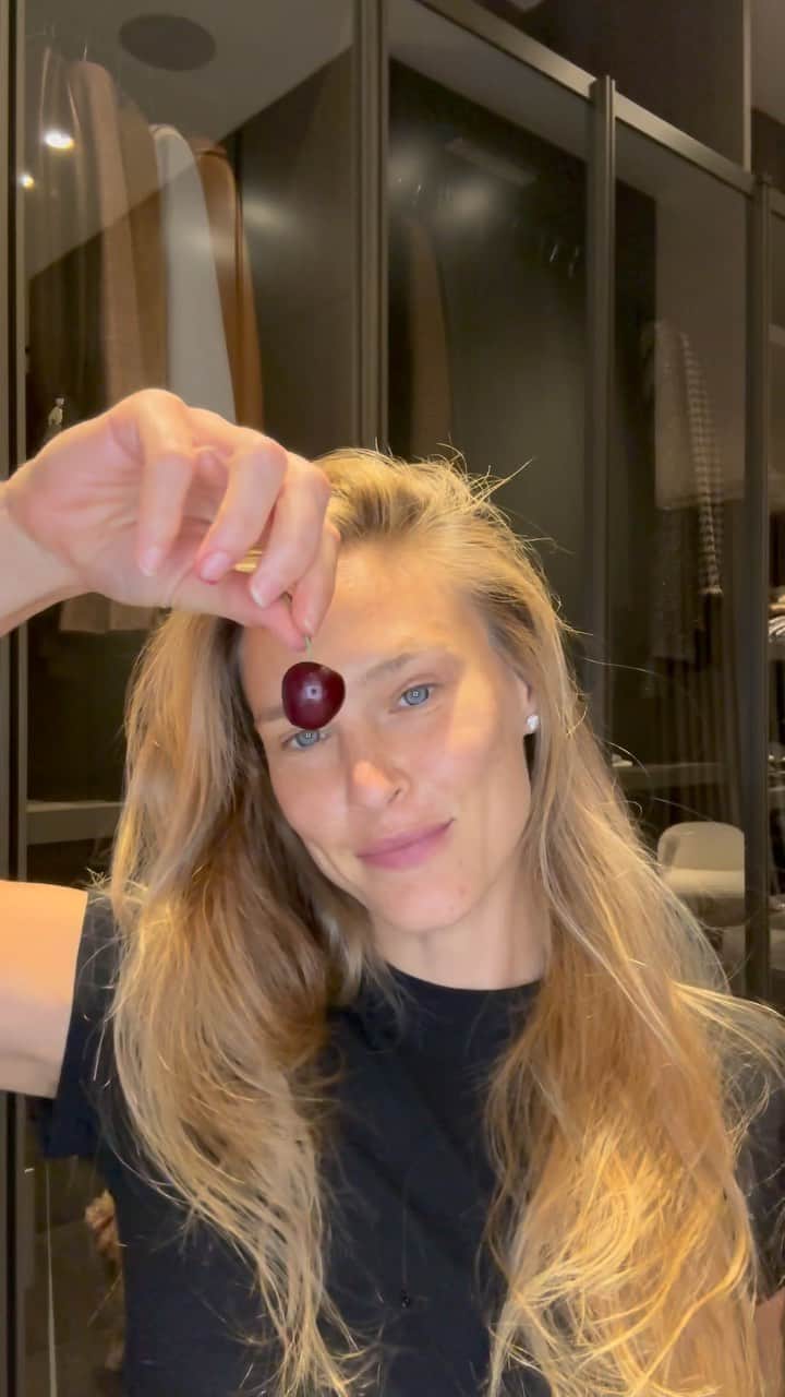 バー・ラファエリのインスタグラム：「🍒」
