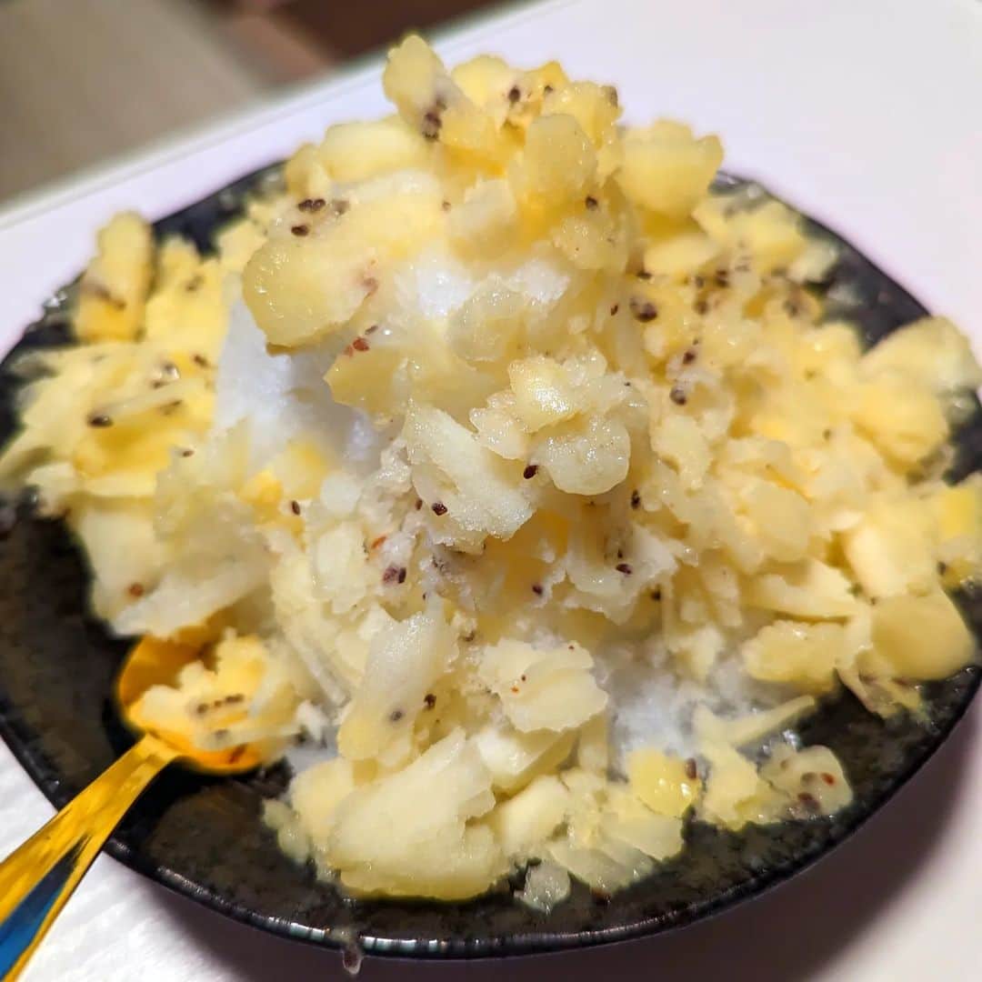 島田佳奈のインスタグラム：「今夜のかき氷🍧は、カルピス（塩ライチ）にキウイトッピング。 冷凍カットフルーツは、塊よりスライスしたほうが食感まろやか♡  #作ってくれたのは旦那 #私は食べるだけ」