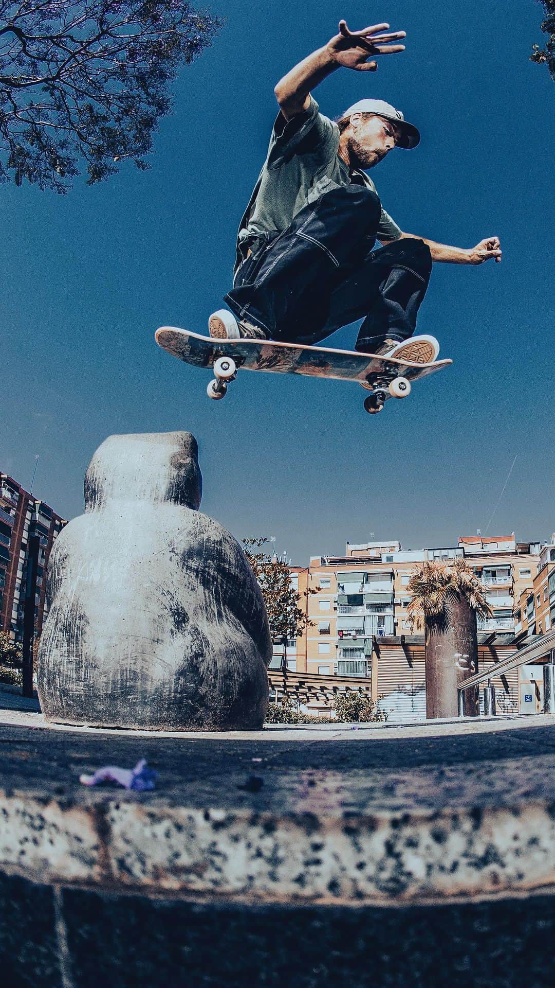 エフティーシーのインスタグラム：「🇪🇸 @chrisathans 🇪🇸 📹 @deeepfried  📸 @ando_______________   FTC X @deeepfried “Back To My World” 🌐 Full Video Link in Bio!  Video Dedication to Zion Williams 🤍   #ftc #ftcskateboarding #forthecity #ftcsanfrancisco #ftcjp #ftctokyo #ftcnagoya #ftcosaka」