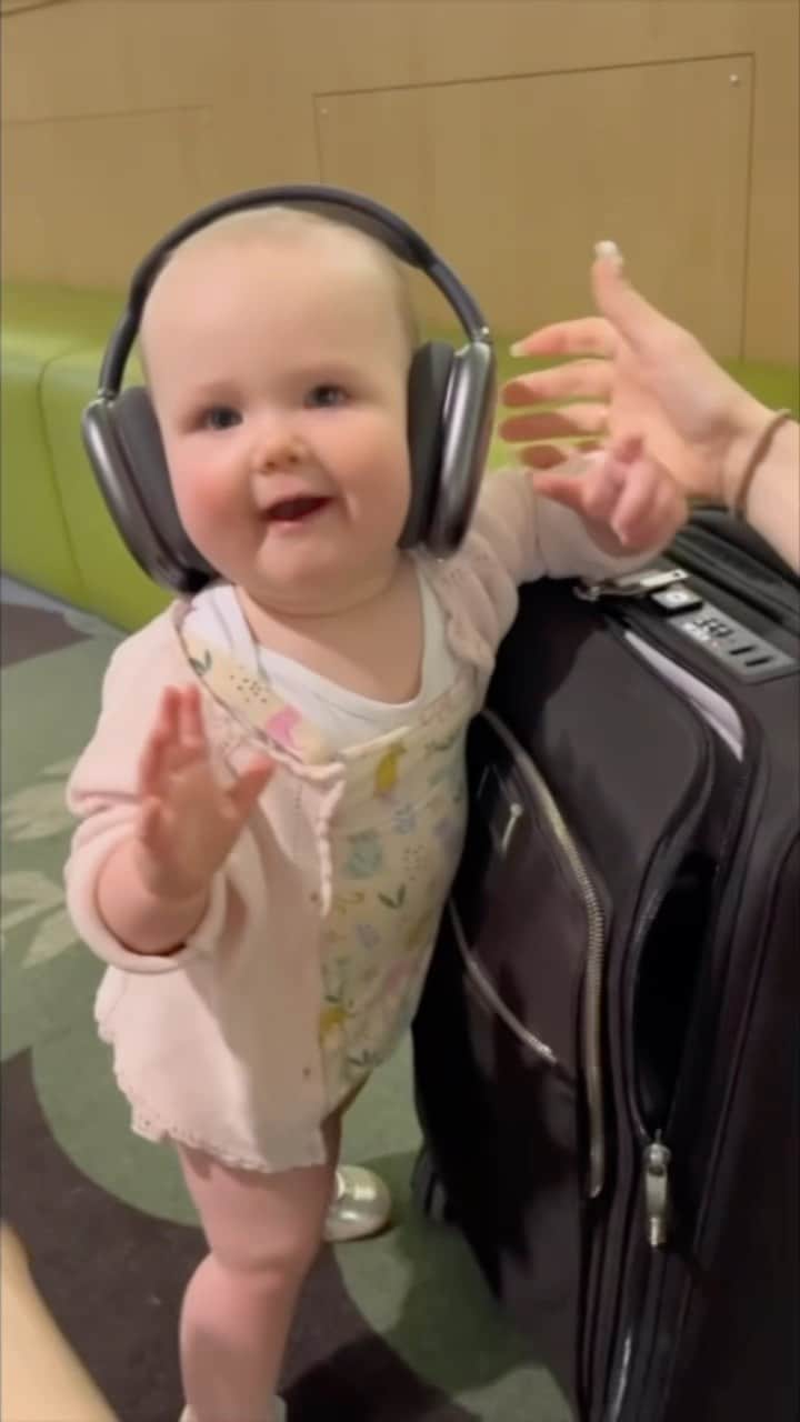 カーリー・レイ・ジェプセンのインスタグラム：「Got to see my baby niece- Ivy Rae as a surprise treat on my lay over mid travel last week. Of course I gave her a preview of my album and she said 2 thumbs up! Spill the milk, all the leg kicks- let’s rave! Her review: “It’s like a Psychedelic Switch!” 3 days to go til The Loveliest Time is here babies!」