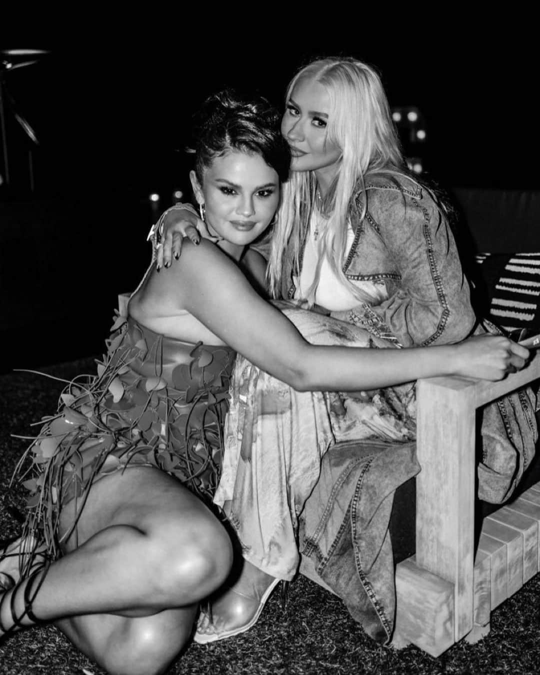 クリスティーナ・アギレラのインスタグラム：「Love these girls @selenagomez @karolg 💘」