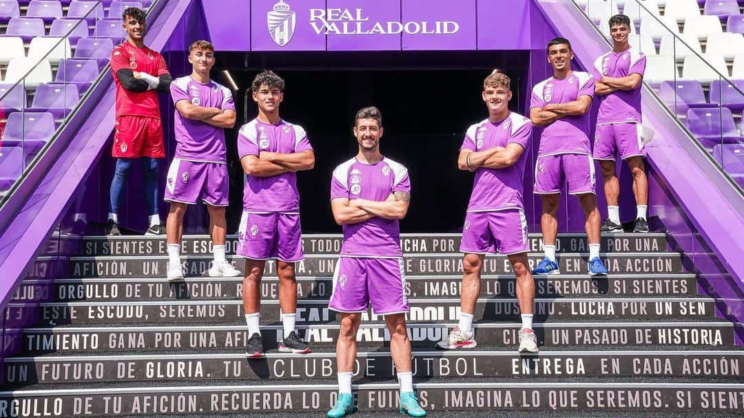 セルヒオ・エスクデロのインスタグラム：「Orgullosos de defender los colores de nuestra ciudad @realvalladolid ⚪️🟣⚽️」