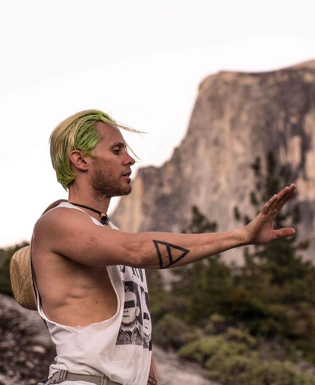 のインスタグラム：「Happy birthday to #GreatWideOpen - a series of short films I directed celebrating America’s wild spaces and the incredible adventurers who explore them  P.S. swipe for a surprise with the one and only @alexhonnold 😂🍫👹」