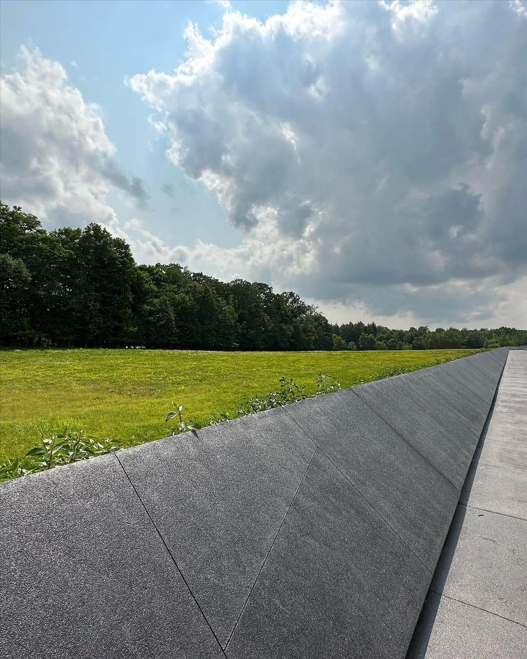 ロバート・パトリックさんのインスタグラム写真 - (ロバート・パトリックInstagram)「Sacred ground. Flight 93 Crash National Memorial. A profound monument to the heroic efforts of 40 crew and passengers who overpowered the terrorist who hijacked the flight with intention of inflicting more death and destruction on our nation, by heading for the White House or Capital building. It is now a beautiful tribute to those souls. Definitely worth the effort when in Pennsylvania! @santaclaritaharley @harleydavidson @glendaleharley @hdmuseum @flight93_nps #ride #america #heroes #sacrifice」7月26日 2時57分 - ripfighter