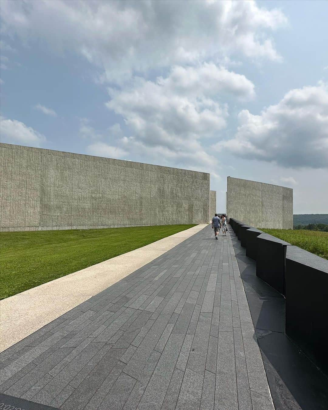 ロバート・パトリックさんのインスタグラム写真 - (ロバート・パトリックInstagram)「Sacred ground. Flight 93 Crash National Memorial. A profound monument to the heroic efforts of 40 crew and passengers who overpowered the terrorist who hijacked the flight with intention of inflicting more death and destruction on our nation, by heading for the White House or Capital building. It is now a beautiful tribute to those souls. Definitely worth the effort when in Pennsylvania! @santaclaritaharley @harleydavidson @glendaleharley @hdmuseum @flight93_nps #ride #america #heroes #sacrifice」7月26日 2時57分 - ripfighter