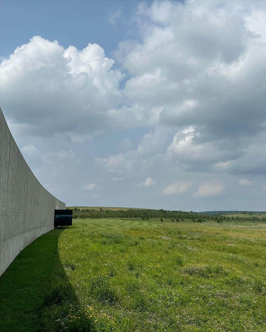 ロバート・パトリックさんのインスタグラム写真 - (ロバート・パトリックInstagram)「Sacred ground. Flight 93 Crash National Memorial. A profound monument to the heroic efforts of 40 crew and passengers who overpowered the terrorist who hijacked the flight with intention of inflicting more death and destruction on our nation, by heading for the White House or Capital building. It is now a beautiful tribute to those souls. Definitely worth the effort when in Pennsylvania! @santaclaritaharley @harleydavidson @glendaleharley @hdmuseum @flight93_nps #ride #america #heroes #sacrifice」7月26日 2時57分 - ripfighter