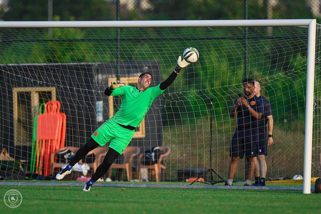 ジョエル・ロブレスのインスタグラム：「Keep working 💪 step by step 😃🧤」