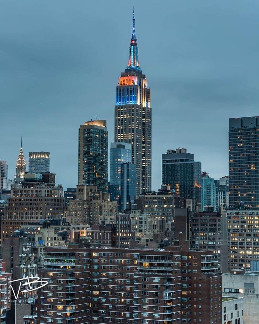 Empire State Buildingのインスタグラム：「Keeping the ball rolling with split lights tonight for the  @Yankees & @Mets in the first night of the Subway Series!    📷: @vikvik7」