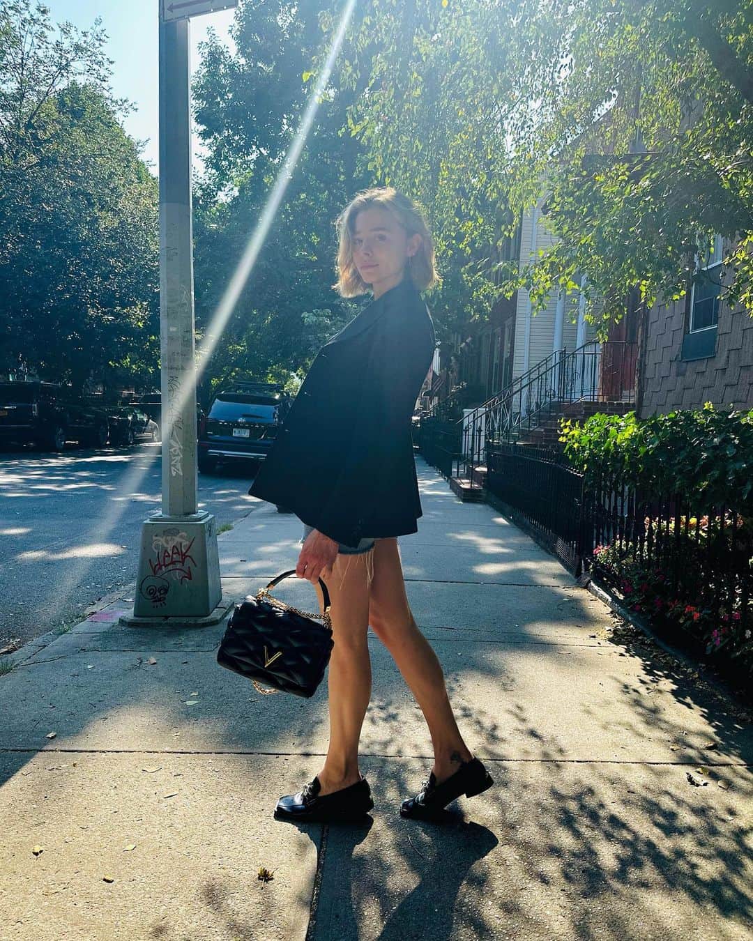 クロエ・グレース・モレッツのインスタグラム：「New York summer days 🌞 thank you to my @louisvuitton family for my new #LVGO14 bag @nicolasghesquiere ❤️🤍❤️」