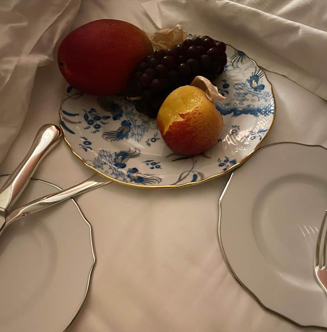 西村歩乃果のインスタグラム：「ベッドの上でフルーツを食べる  悪いことした気分🍎」