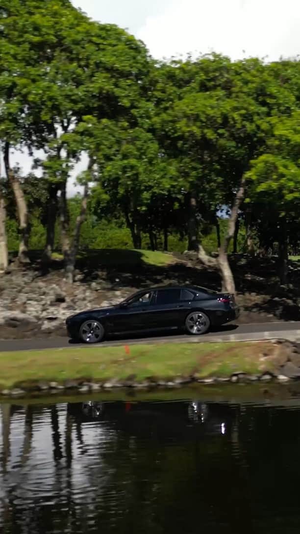 BMWのインスタグラム：「Cruising the course in style ⛳️ @bmw_golfsport @macbouchergolf The BMW i7. #THEi7 #ThisIsForwardism #BMW __ BMW i7 xDrive60: Combined power consumption: 19.6–18.4 kWh/100 km. Combined CO2 emissions: 0 g/km. Electric range: 590–625 kilometers. All data according to WLTP. Further info: www.bmw.com/disclaimer」