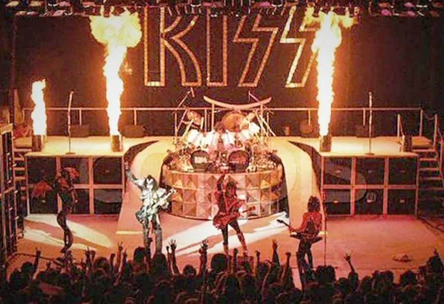 KISSのインスタグラム：「#KISSTORY - July 25, 1980 - We played our first-ever concert with #EricCarr at the Palladium in New York City. #KISS50  When did you first see Eric Carr in concert?」