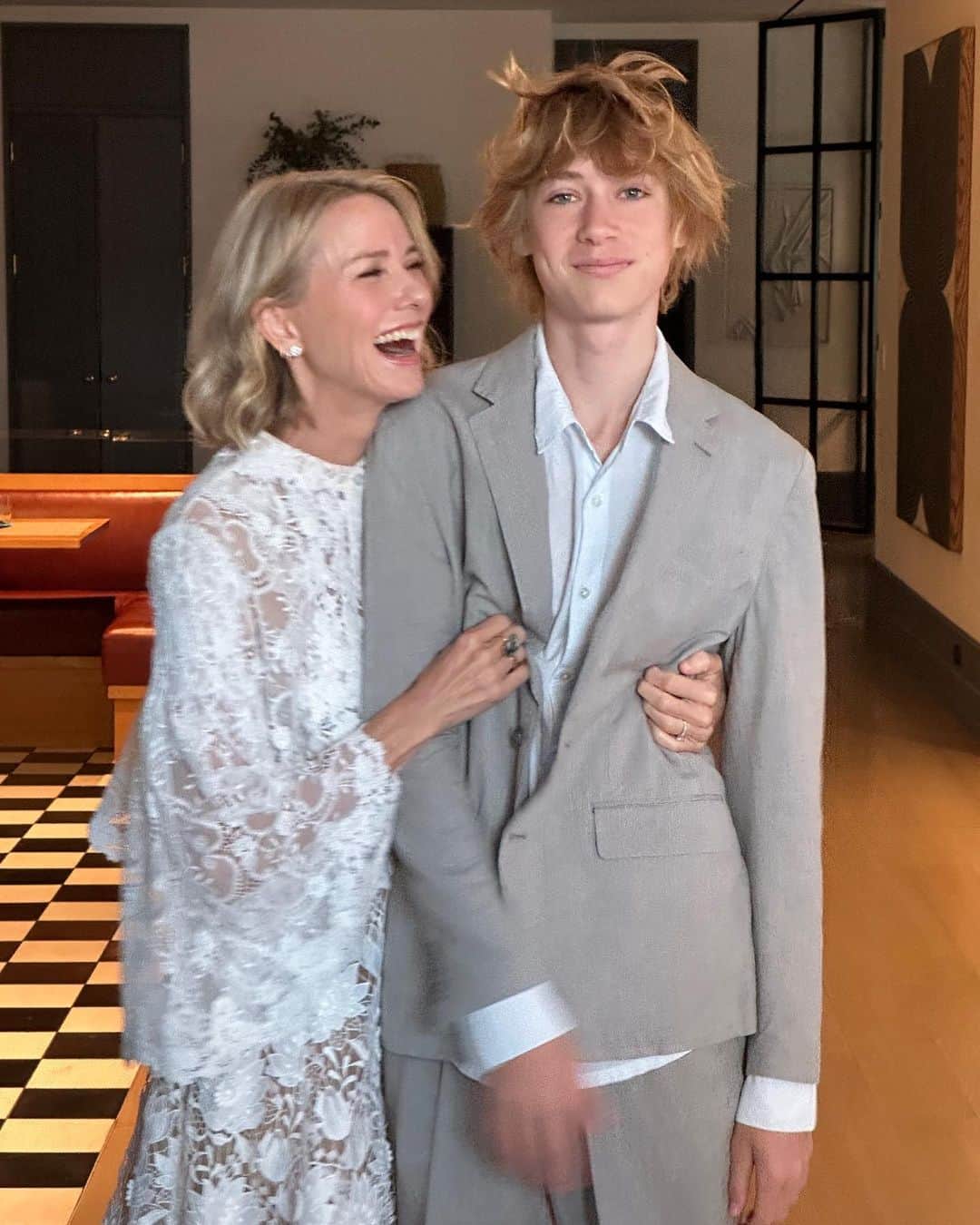 のインスタグラム：「Happy 16th to my darling boy. I cannot believe how fast this happened?! Beyond proud of the young man  you've become with the most wonderful spirit, fantastic sense of humor and kind, compassionate soul.  So lucky i get to be your mum. Thank you for still letting me hold your hand sometimes. Even though i know you probably just forget to pull it away. You blow me away!! 🤦‍♀️Happy birthday to ❤️🎂🎉 @sashapeteschreiber」