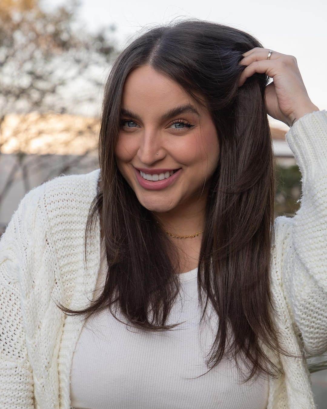 Bruna Unzuetaのインスタグラム：「Oleosidade nos cabelos? Nunca mais meus amores! A @naturabroficial tem uma linha completa com shampoo equilibrante que não causa efeito rebote e condicionador que hidrata sem pesar. Ambos são um tratamento inteligente para couro e fios mais saudáveis! Dica boa é dica compartilhada, então já sabem né? Não quero ver mais ninguém com a raiz oleosa por aqui. #publi #NaturaLumina」