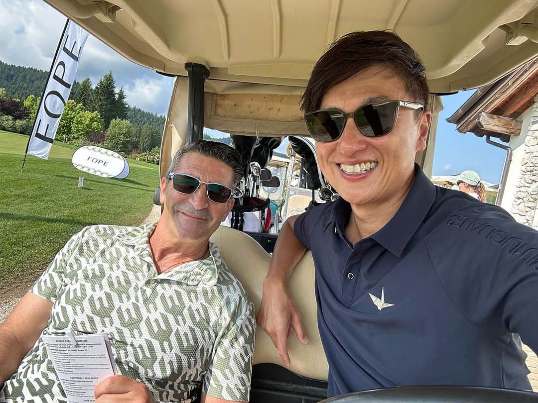 戸賀敬城さんのインスタグラム写真 - (戸賀敬城Instagram)「オーストリア国境近くのイタリアはゴルフクラブアシアゴで、フォッペカップ2023がありました！ 絶景！超難コース！ 運良く39 41で、140人中第二位！！！ ご機嫌のゴルフでした！ レンタルクラブだったのになあ(汗) からの、浴びるほど飲まされました。グラッパが嫌いになりました(笑) いい仲間たちと最高の5泊7日でした！  #戸賀敬城  #トガッチ  #戸賀別注  #ウノピゥゴルフアンバサダー  #フォッペ  #fope  #ジローラモ  #トミヤ  #オオミヤ  #ベストイシダ  #天賞堂  #八神  #golfclubasiago  #hirokunitoga  #togacci」7月26日 3時40分 - togacci53