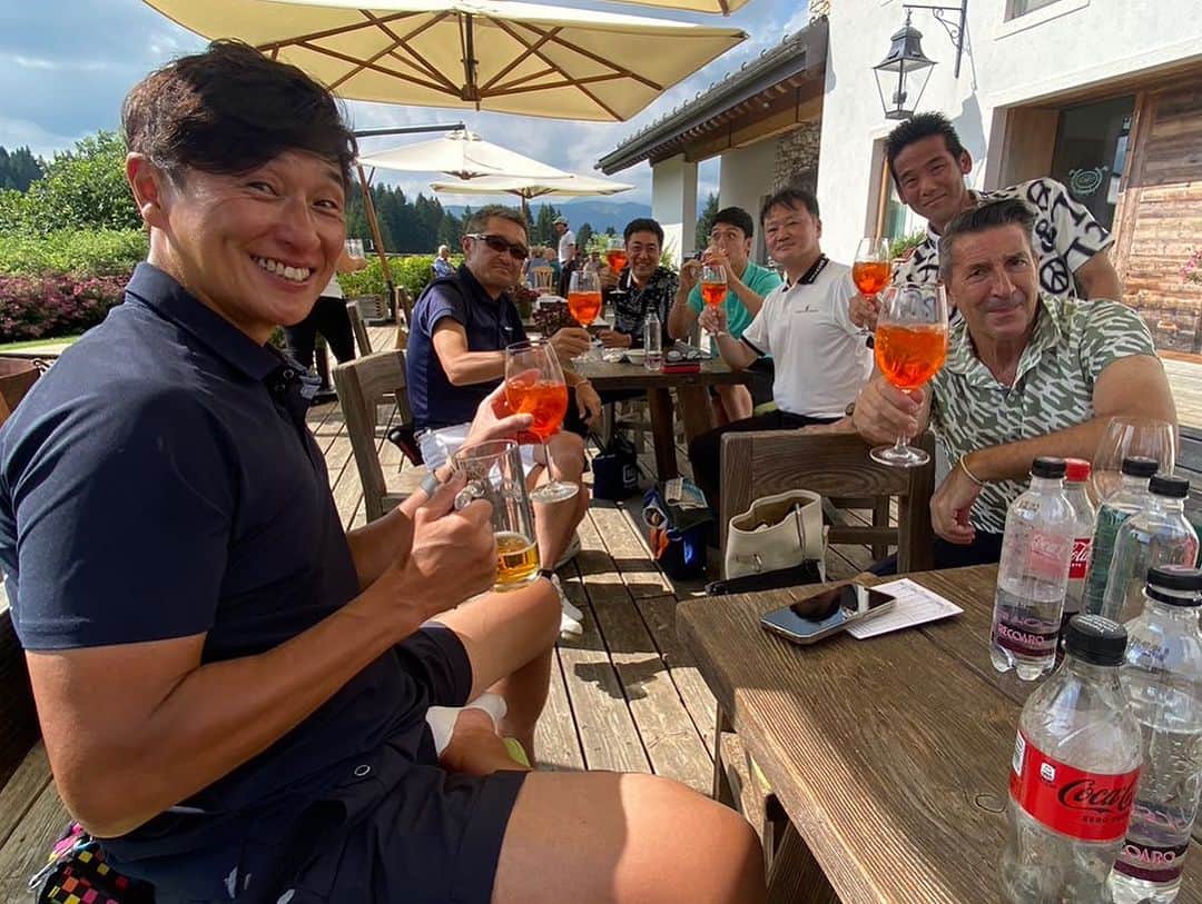 戸賀敬城さんのインスタグラム写真 - (戸賀敬城Instagram)「オーストリア国境近くのイタリアはゴルフクラブアシアゴで、フォッペカップ2023がありました！ 絶景！超難コース！ 運良く39 41で、140人中第二位！！！ ご機嫌のゴルフでした！ レンタルクラブだったのになあ(汗) からの、浴びるほど飲まされました。グラッパが嫌いになりました(笑) いい仲間たちと最高の5泊7日でした！  #戸賀敬城  #トガッチ  #戸賀別注  #ウノピゥゴルフアンバサダー  #フォッペ  #fope  #ジローラモ  #トミヤ  #オオミヤ  #ベストイシダ  #天賞堂  #八神  #golfclubasiago  #hirokunitoga  #togacci」7月26日 3時40分 - togacci53