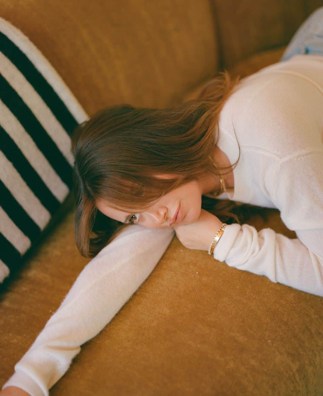 アシュレイ・ティスデイルのインスタグラム：「is anyone else obsessed with mohair? @frensheinteriors」
