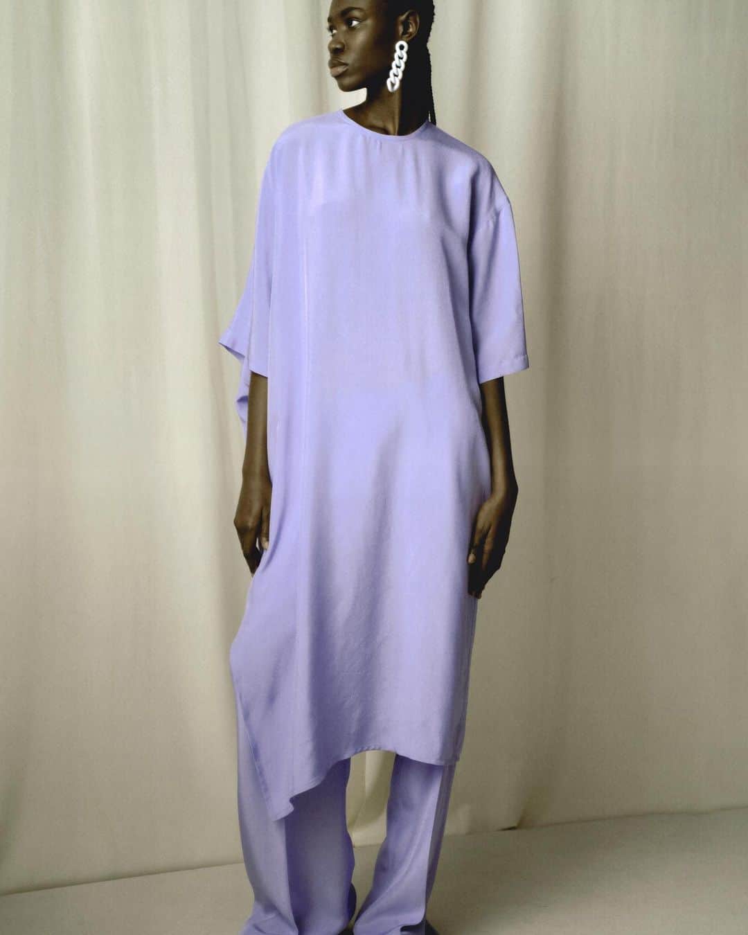 クリスチャンワイナンツのインスタグラム：「Asymmetric t-shirt dress in soft lilac  #christianwijnants #newarrivals #asymmetrical #dressup #lilac」